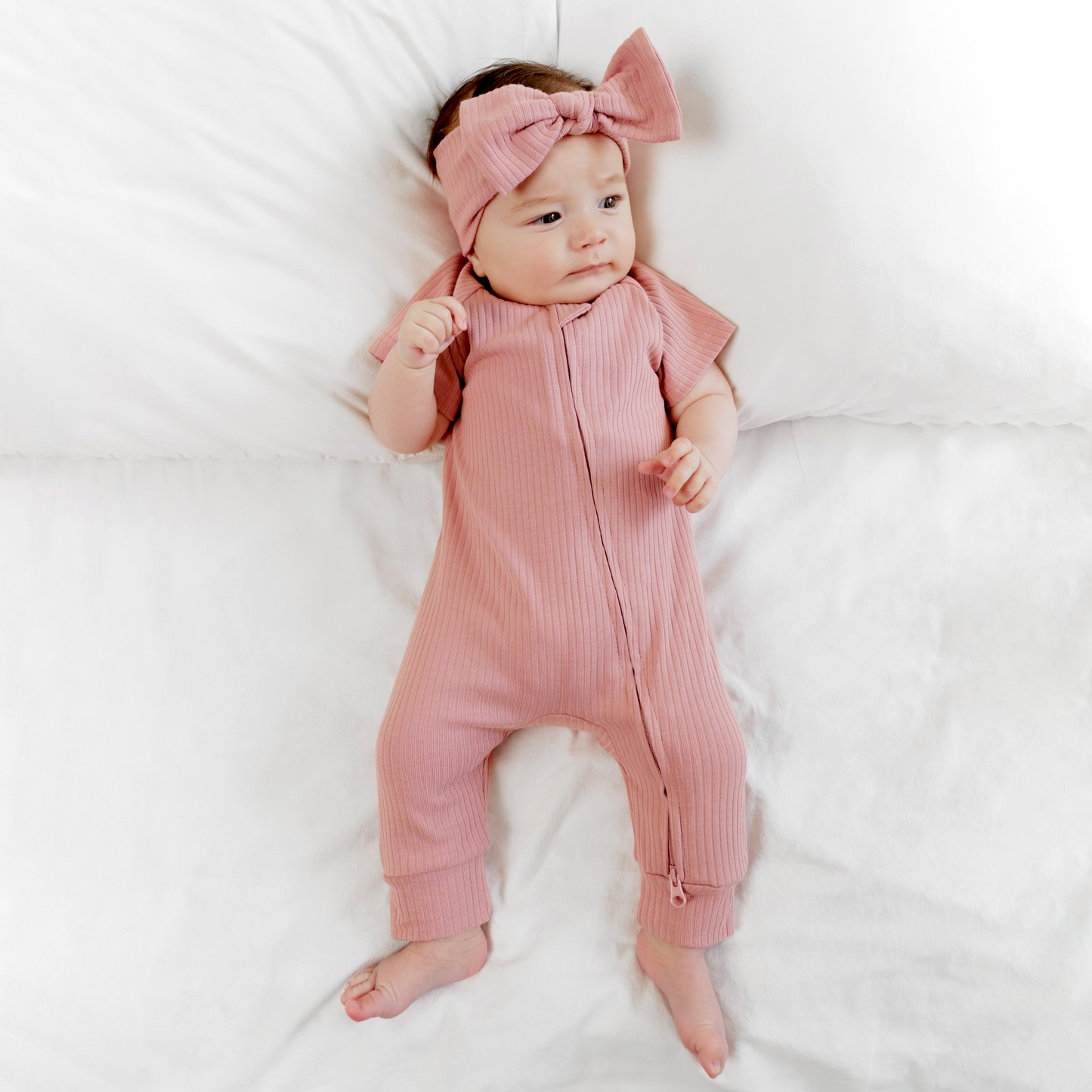 אוברול שרוול קצר עם רוכסן דו כיווני מכותנה אורגנית Blush