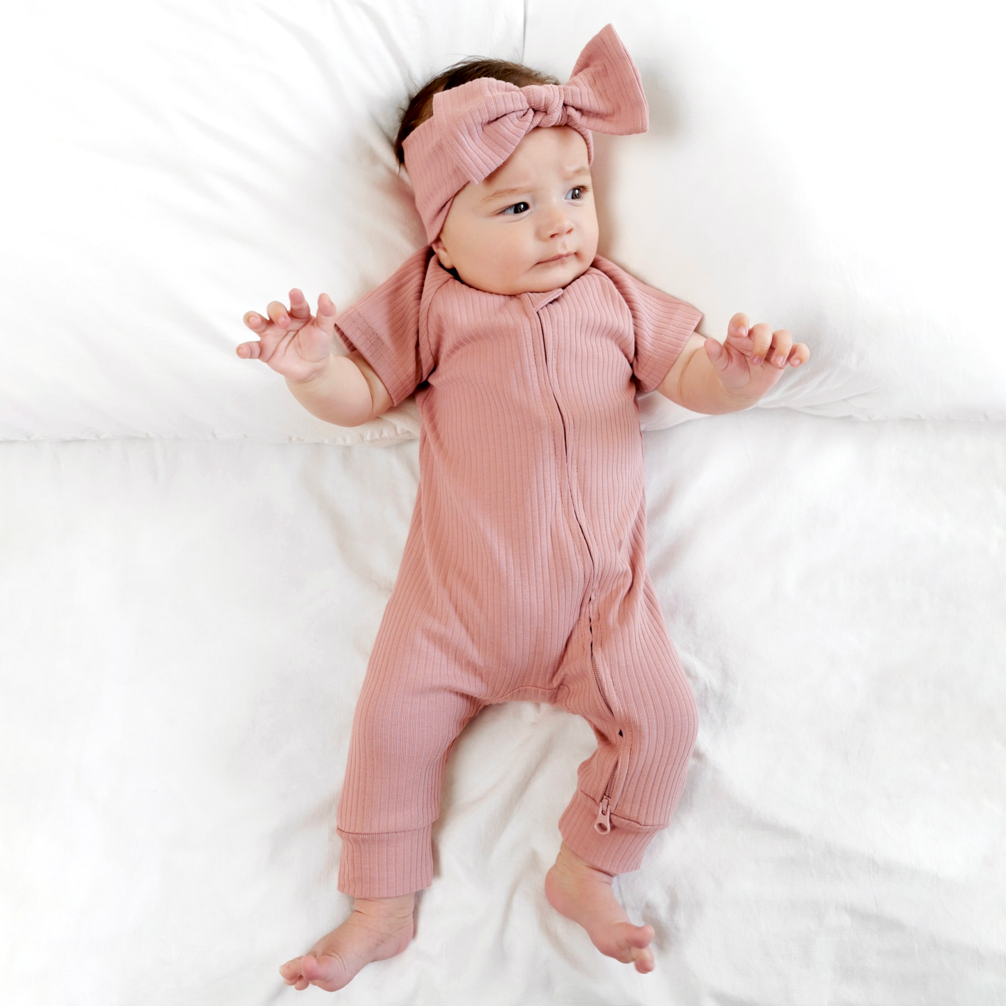 אוברול שרוול קצר עם רוכסן דו כיווני מכותנה אורגנית Blush