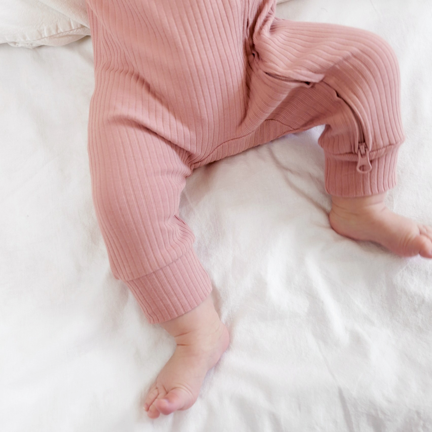 אוברול שרוול קצר עם רוכסן דו כיווני מכותנה אורגנית Blush