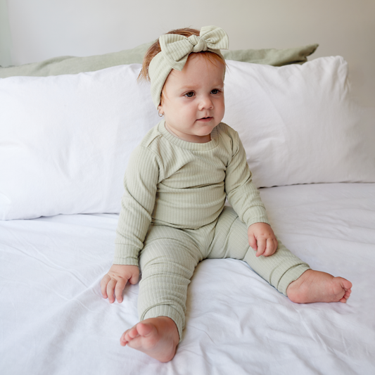 סט חולצה ומכנסיים מכותנה אורגנית Mint