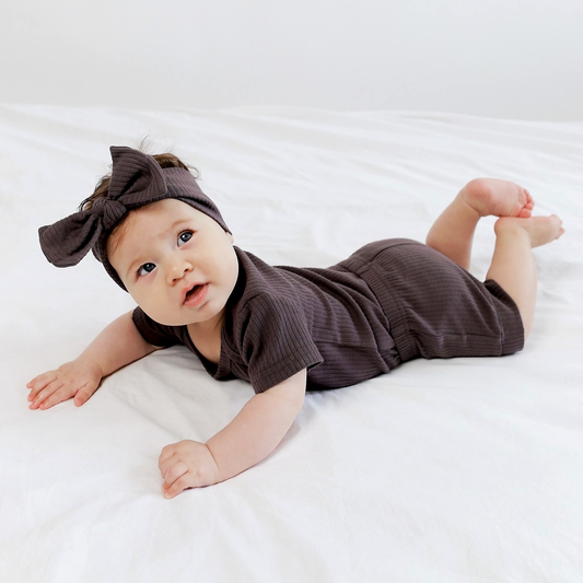 סט בגד גוף ומכנס קצר מכותנה אורגנית Graphite