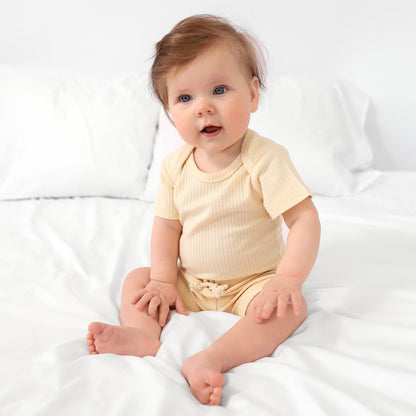 סט בגד גוף ומכנס קצר מכותנה אורגנית Cream